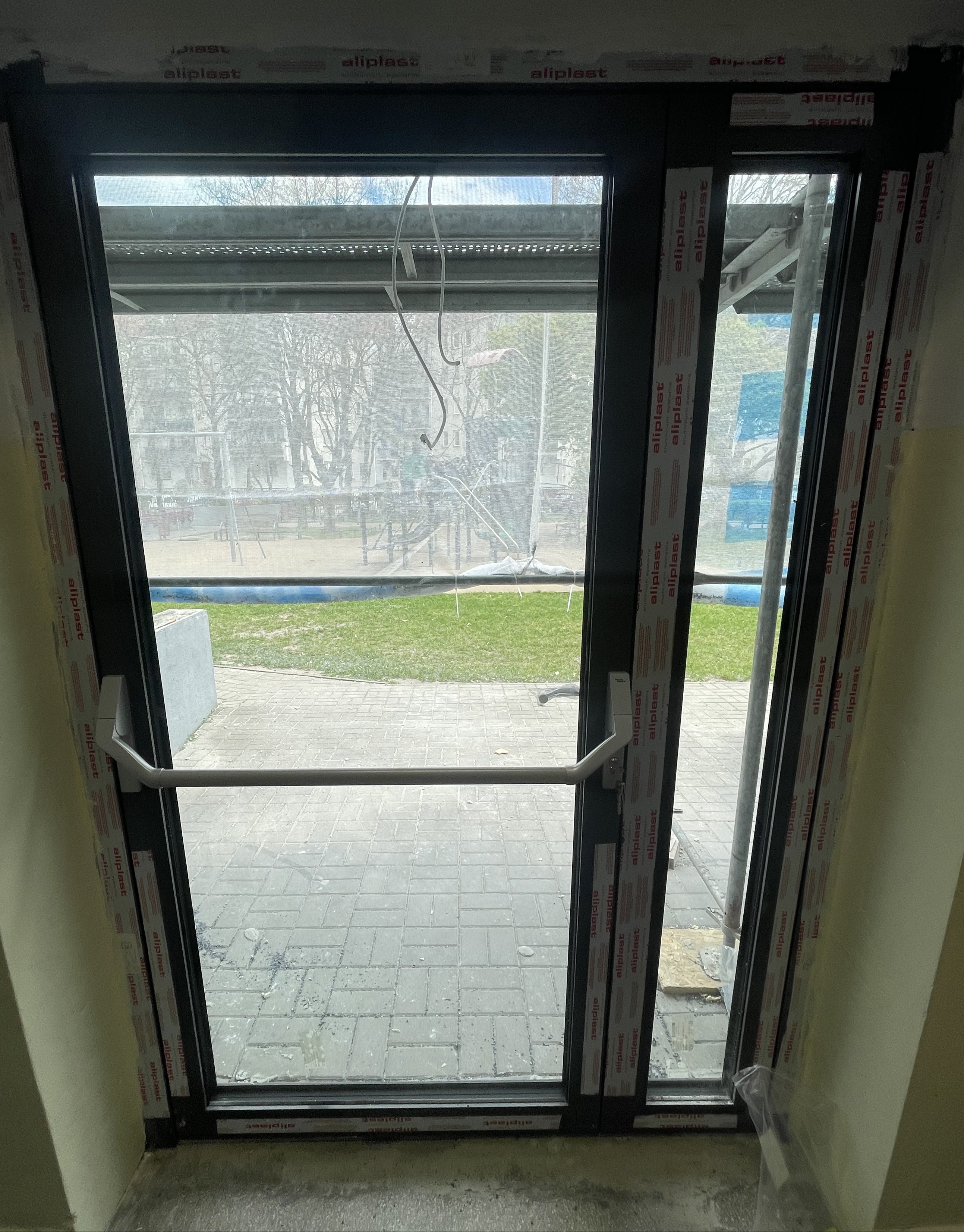 Drzwi aluminiowe z antypaniką