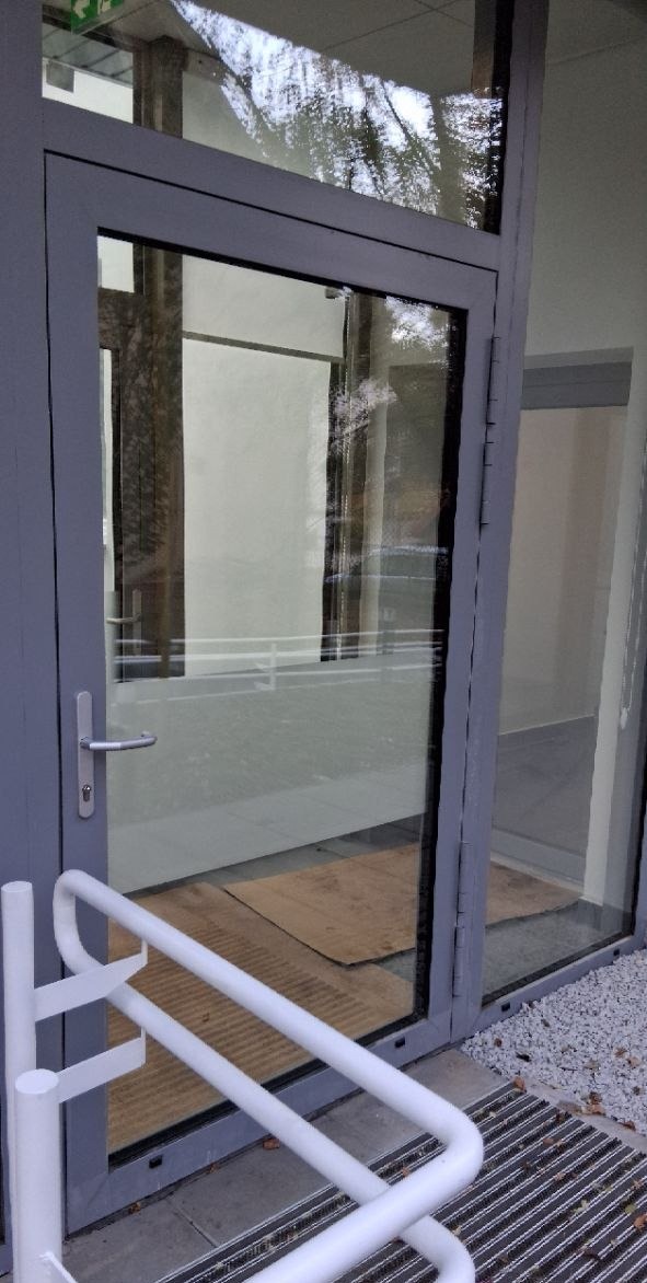 Drzwi wejściowe aluminiowe przeszklone