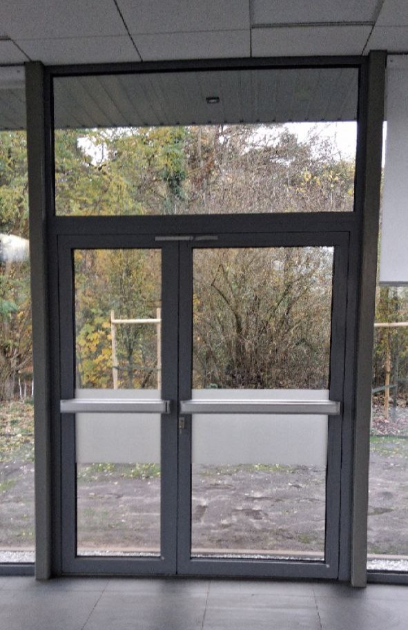 Drzwi aluminiowe z antypaniką i RKZ