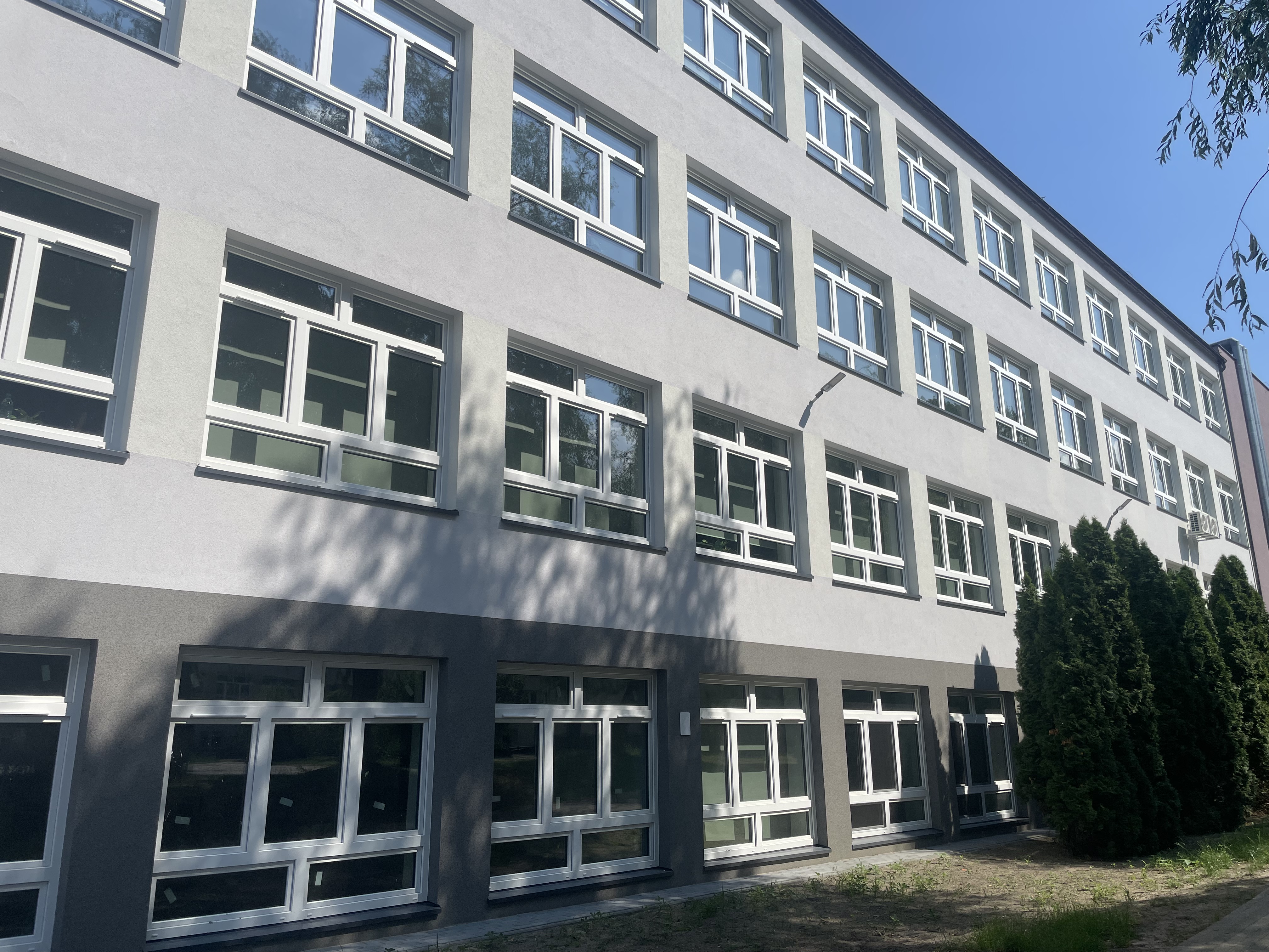 Termomodernizacja szkoły – okna PCV — zdjęcie 1