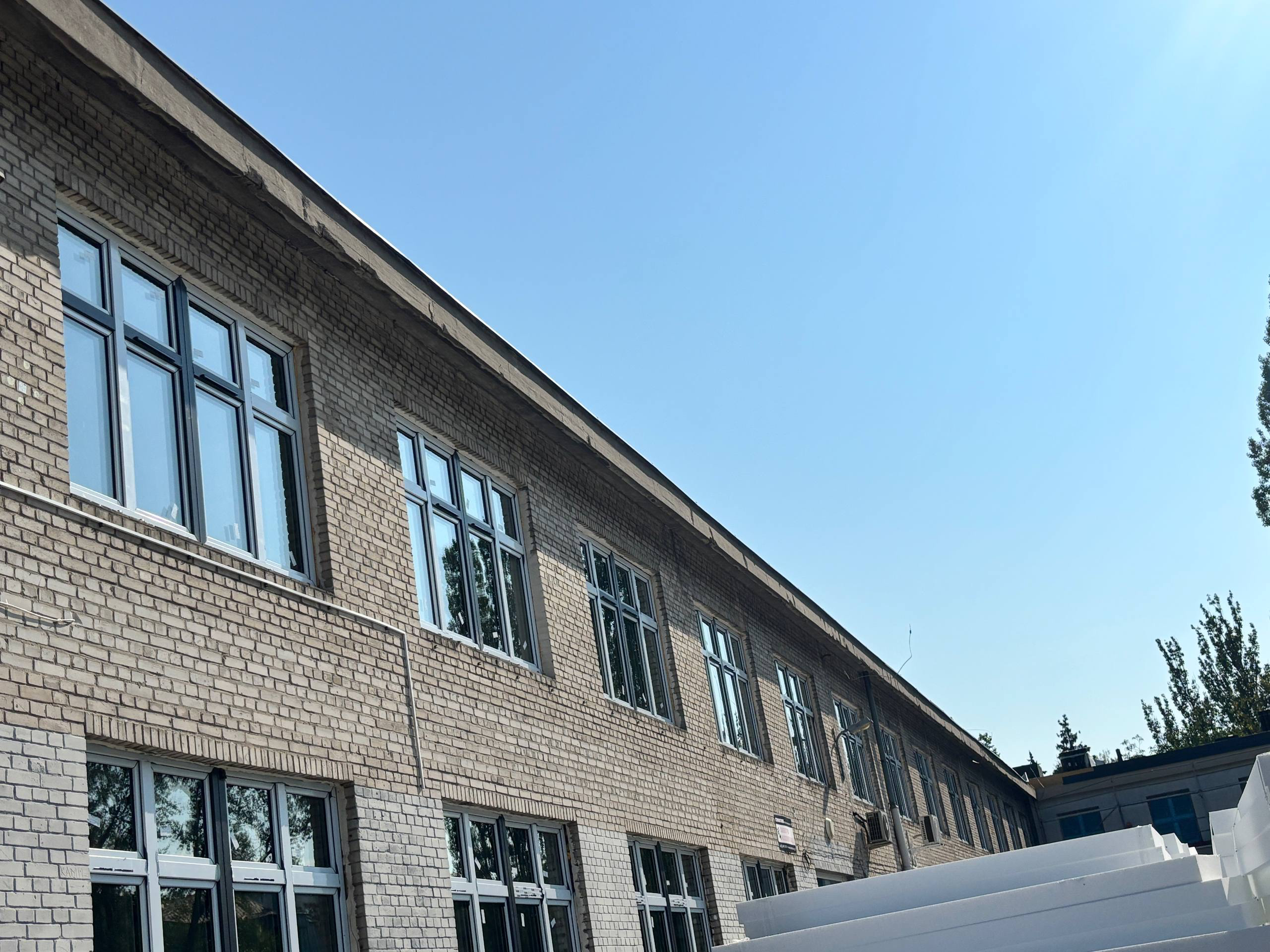 Termomodernizacja szkoły – okna PCV — zdjęcie 1